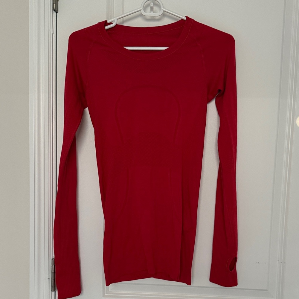 Lulu lemon swiftly tech long sleeve shirt. Hip length. Size 4. Good as new.